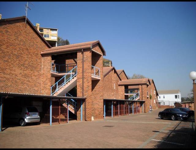 2 BEDROOM TOWNHOUSE FOR SALE IN WINDSOR EAST